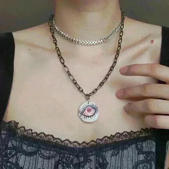 Horrific bloodshot eye with spider eyelashes ✦ goth black chain choker necklace - Picture 10 of 10